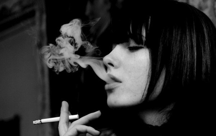 mujer-fumando