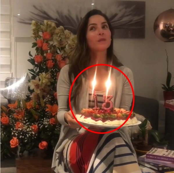 Carmen Villalobos con un pastel de cumpleaños