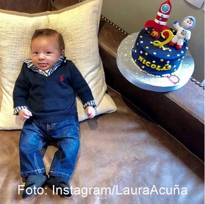 Foto del bebé de Laura Acuña vestido como un adulto