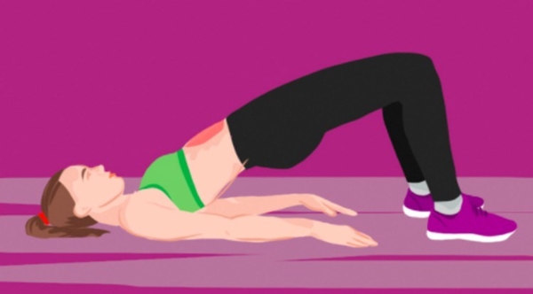 Foto de mujer haciendo ejercicio en la cama: elevación de cadera
