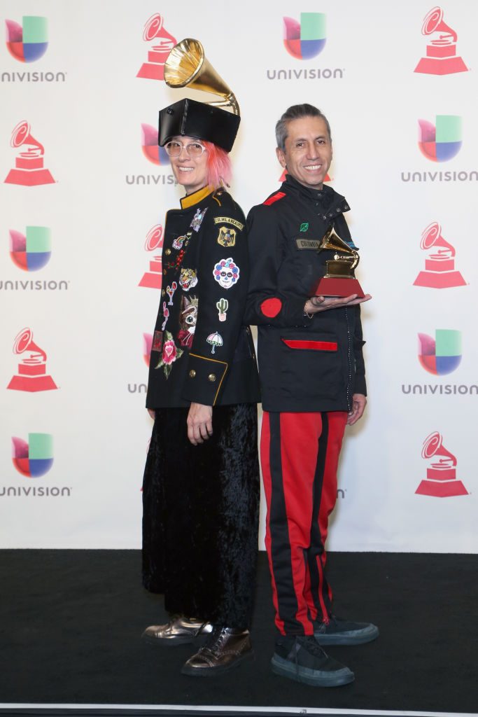 Andrea Echeverry en los Premios Grammy Latinos 2018 con una estatuilla en el sombrero