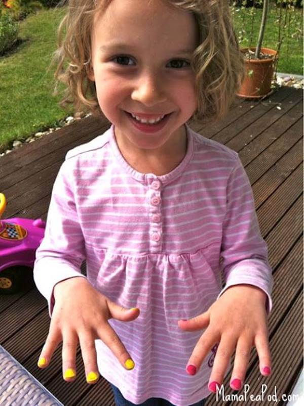 Foto de decoración de uñas para niñas: cada mano de un color distinto