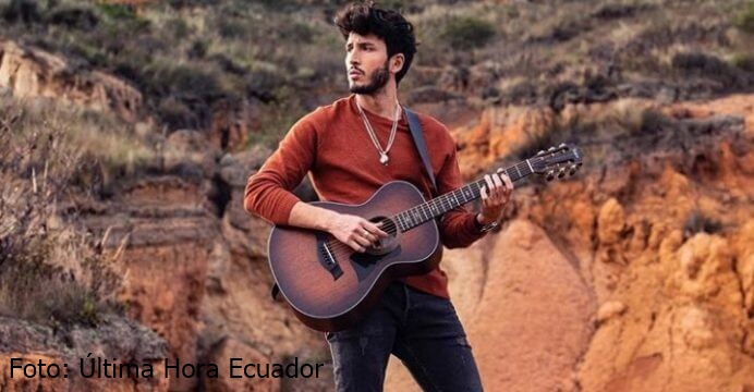 foto de Sebastián Yatra tocando una guitarra