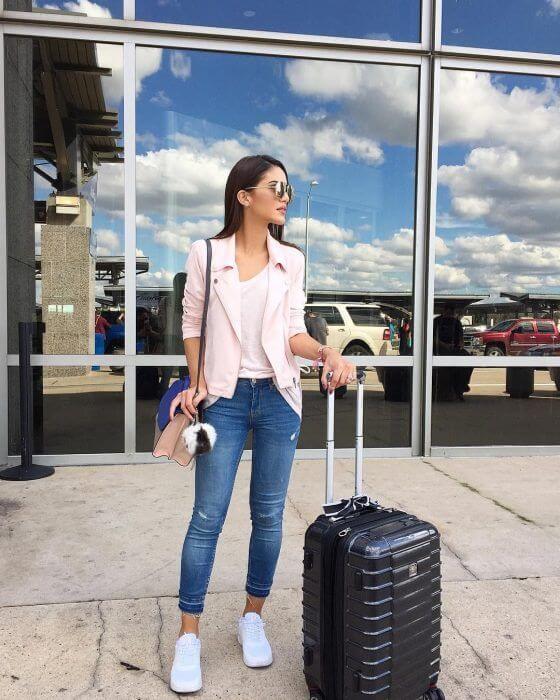 Foto de chica con maleta de viaje