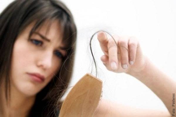 Foto de chica a la que se le cae el pelo en Tipos de shampoo: ¿estás utilizando el adecuado?