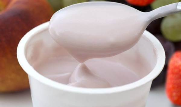 Foto de un yogurt, uno de los alimentos para bajar de peso
