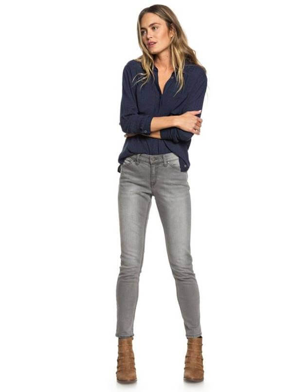 https://uploads.vibra.fm/1/2019/08/combina-asi-los-jeans-gris-para-mujer-y-luce-divina-04.jpg
