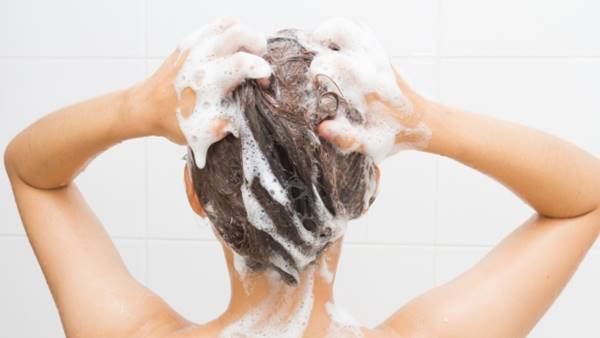Foto de mujer lavándose el cabello