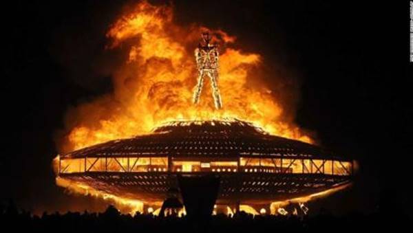 Foto de un hombre de paja en llamas