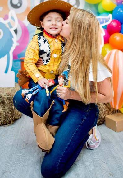 Ana Karina Soto con su hijo disfrazado de Sheriff Woody de Toy Story.