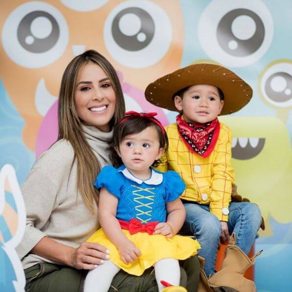 Carolina Soto y sus hijos con sus disfraces de Halloween