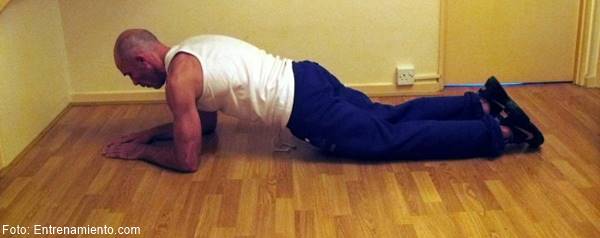 Fotos de 6 personas haciendo ejercicios isométricos para el abdomen
