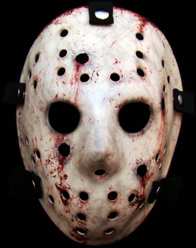 Persona disfrazada de Jason con máscaras para Halloween