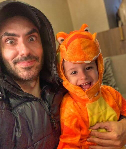 Lincoln Palomeque con su hijo disfrazado de dinosaurio