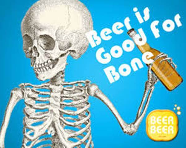 Imagen de un esqueleto tomando cerveza