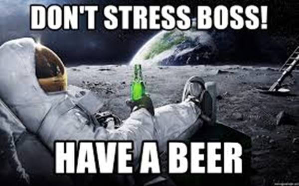 Imagen de un astronauta tomando cerveza
