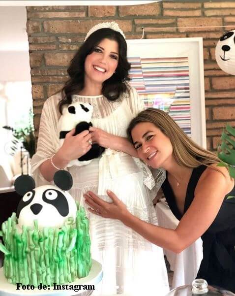 Andrea Noceti en su baby shower con una invitada