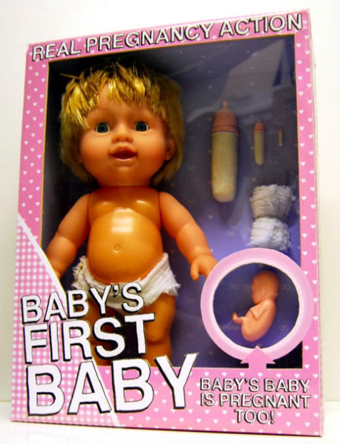 Foto de un bebé de juguete embarazado de otro bebé de juguete