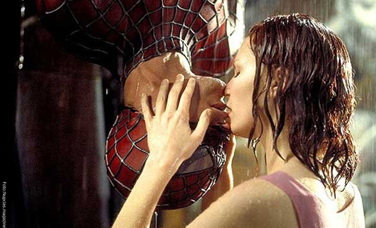 beso entre Mary Jane y Spider Man