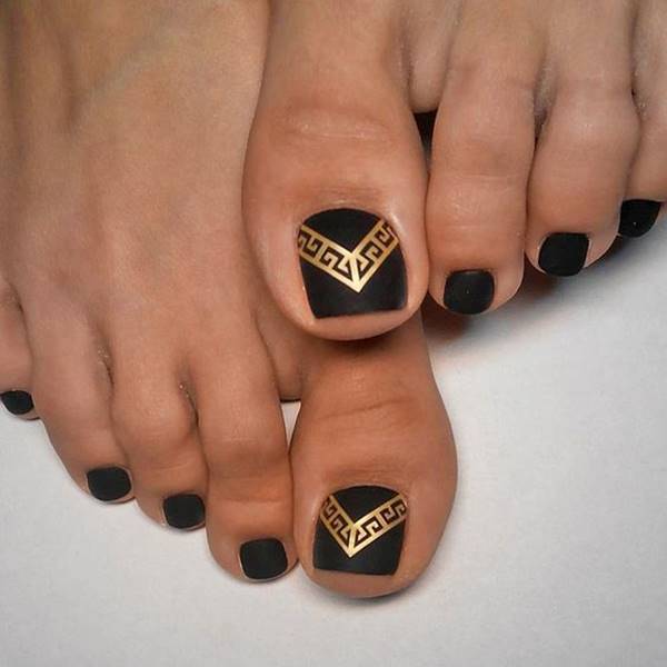 Foto de decoración de uñas de pies de moda color negro y dorado
