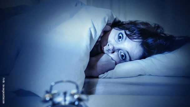 Mujer con miedo a dormir