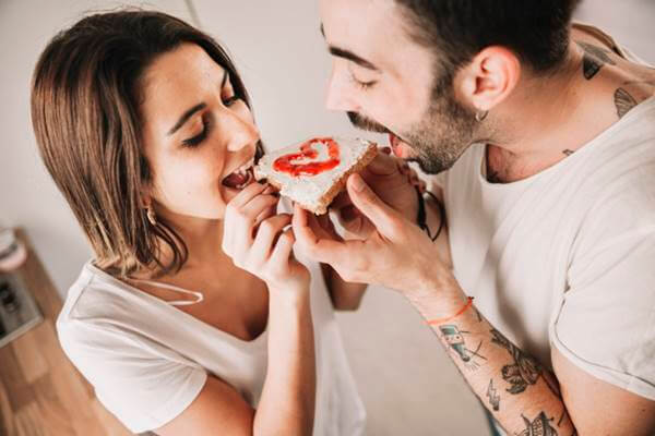 Foto de una pareja comiendo un pan