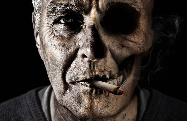 Foto de un hombre enfermo por fumar