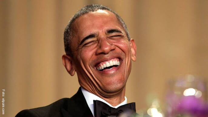 Obama riendo en un evento público.