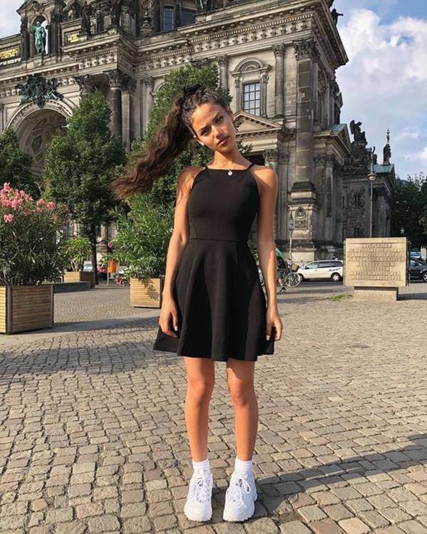 Foto de chica usando outfit con tenis blancos en vestido negro