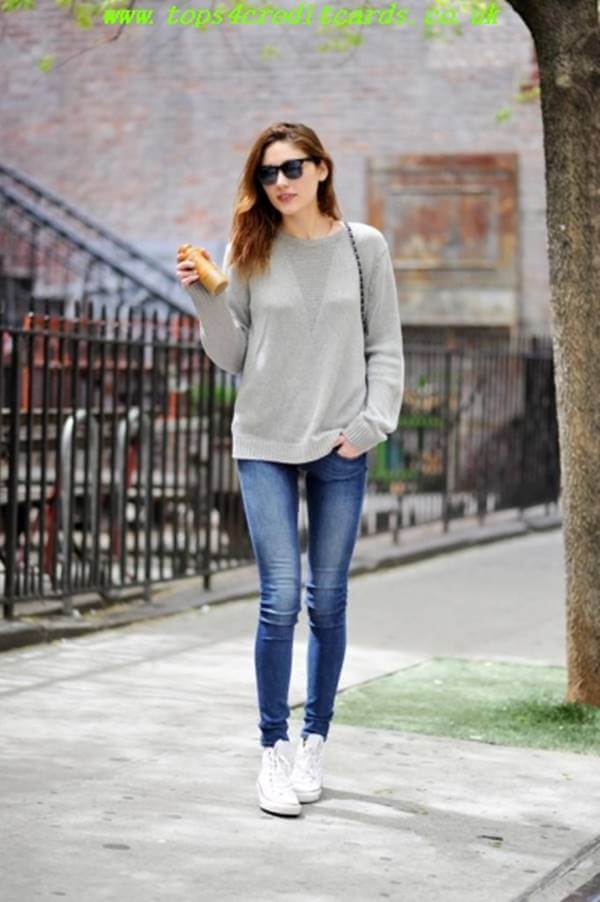 Foto de chica usando jeans y buzo gris largo