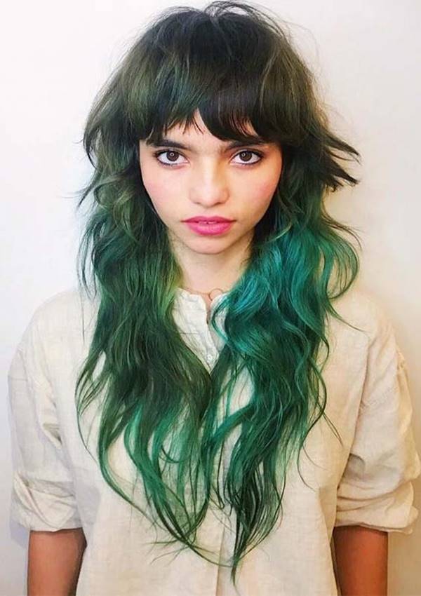 Foto de chica con este corte y pelo pintado de verde