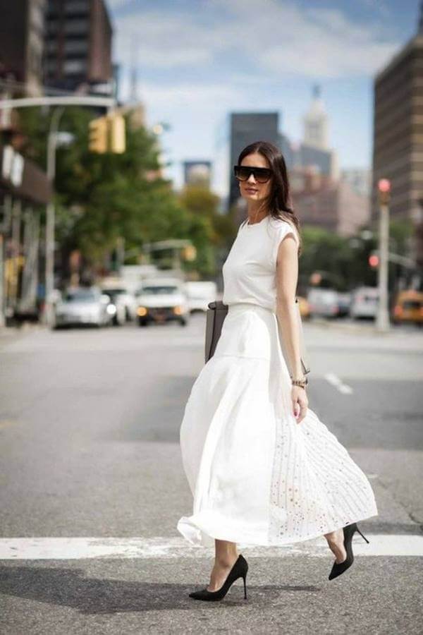 Foto de chica vestida con falda y blusa blanca